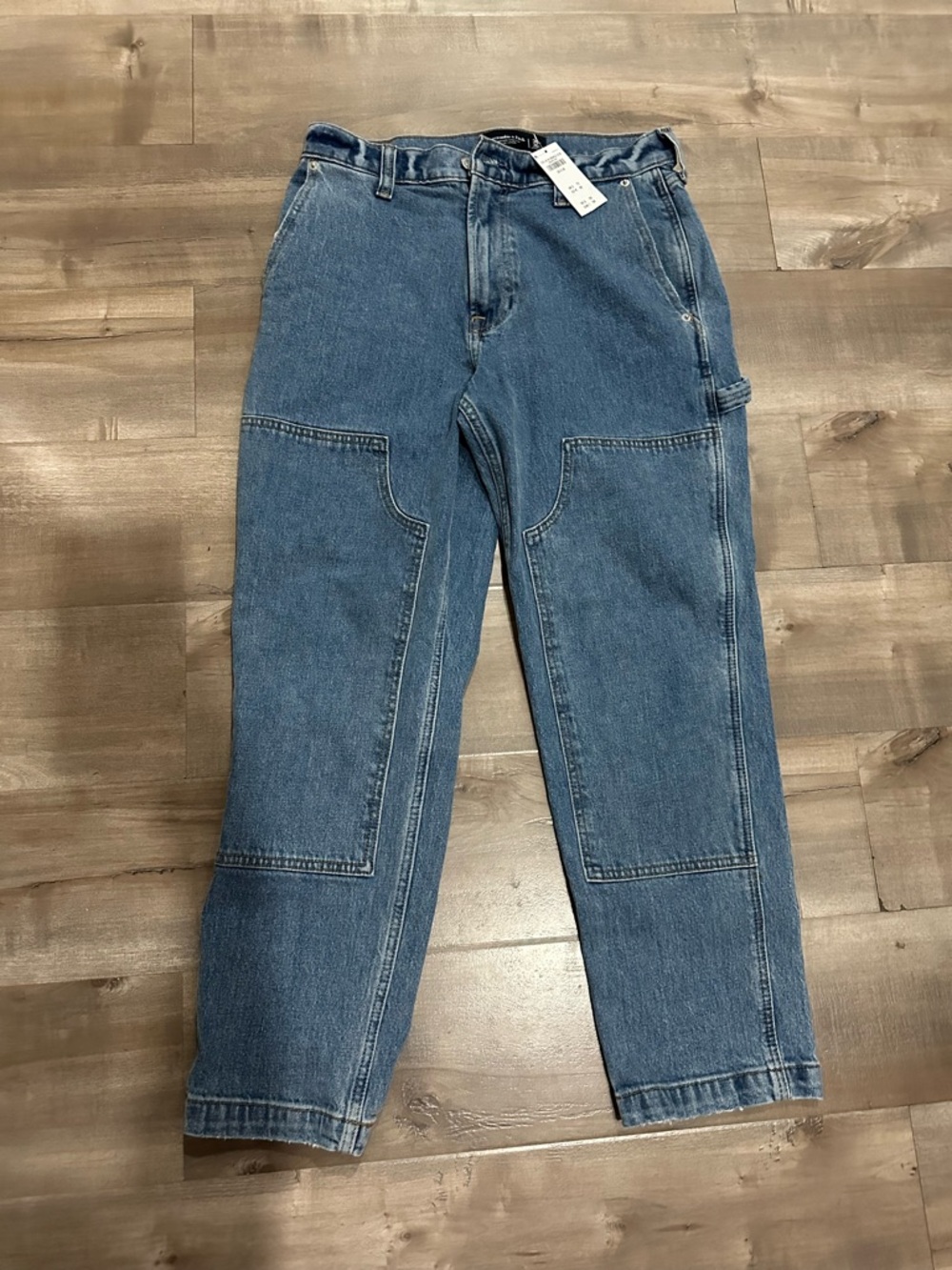 Hollister loose carpenter jeans in light blue wash size 30X30
Brand new